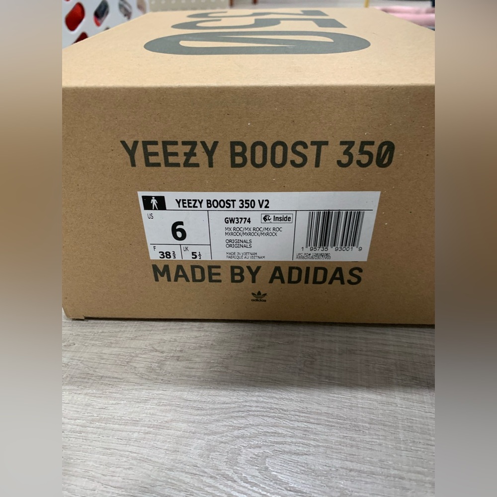 Yeezy boost 350 (brand new w/ tags) - Picture 3 of 7
